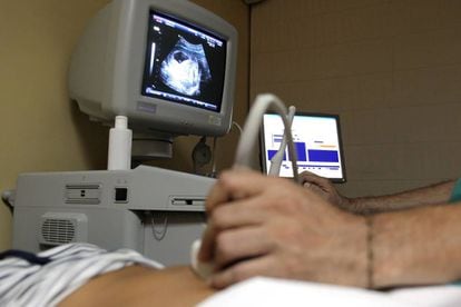 Un especialista realiza una ecografía  a una embarazada, en una imagen de archivo.