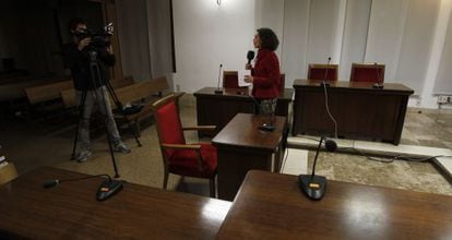 Una reportera y un cámara de televisión graban en el interior de la sala de vistas de los juzgados de Palma de Mallorca en febrero de 2012.