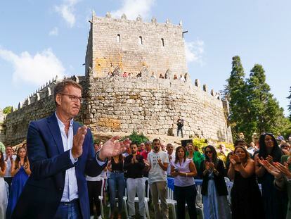 El presidente del Partido Popular, Alberto Núñez Feijóo, inaugura el curso político ante el Castillo de Soutomaior (Pontevedra), este domingo.