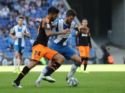 Ferreyra disputa el balón con Garay en el Espanyol-Valencia.