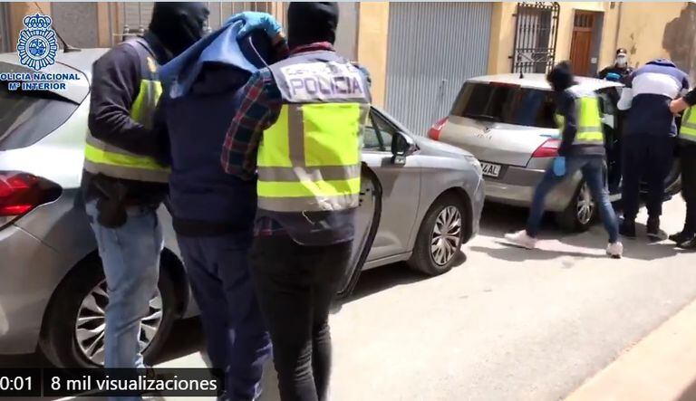 La policía traslada a los detenidos en Almería durante la operación antiterrorista.