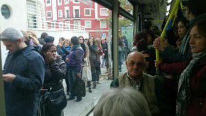 Colas para coger el autobús a la salida del metro en Diego de León.