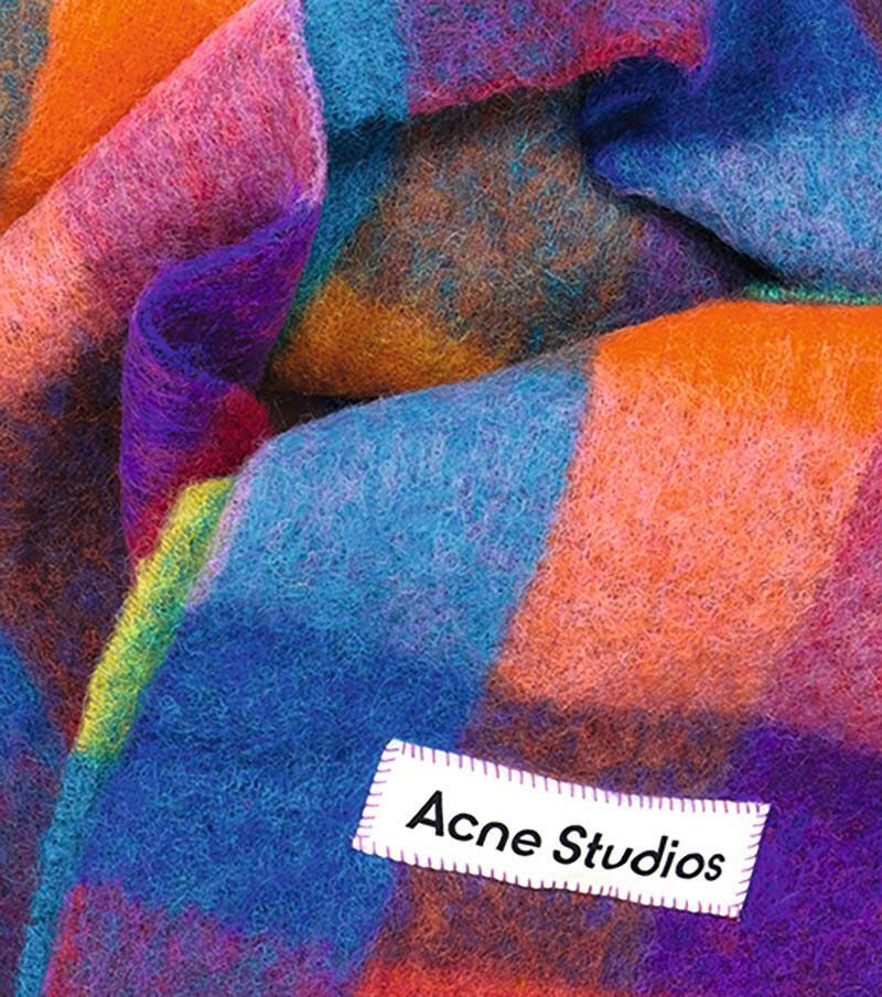 La bufanda viral de cuadros de Acne Studios.