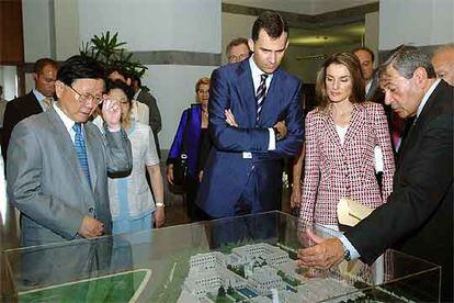 Los Príncipes de Asturias, durante su visita a la Escuela Internacional de Negocios China-Europa en Shanghai.