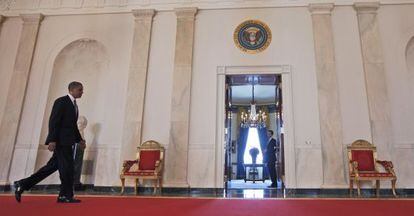 Obama se dirige a la Habitación Azul de la Casa Blanca para dar la rueda de prensa tras conocerse la resolución del Supremo.