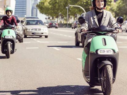 Prueba de los scooters eléctricos que lanzará Bosch en verano en Madrid