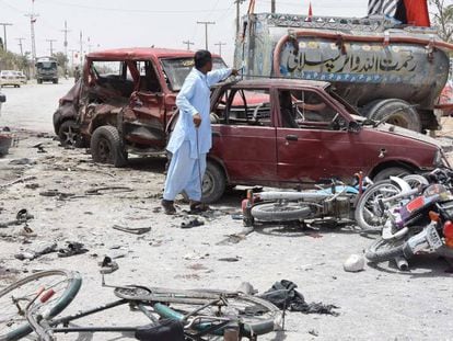 Miembros de los servicios de seguridad paquistaníes inspeccionan el lugar de un atentado en Quetta (Pakistán) el 25 de julio de 2018. 