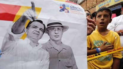 Zuluaga y Uribe comparten cartel, en un mitin.