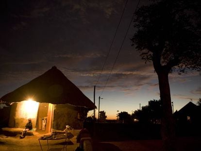Una lampara proporciona iluminación a medida que cae la noche en el pueblo de Mukaleke (Sudáfrica).