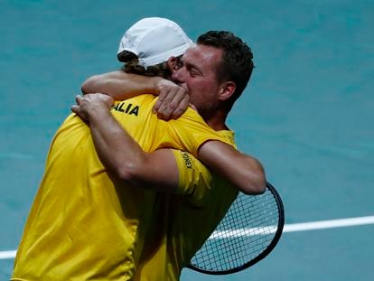 Hewitt abraza a Purcell tras el triunfo de Australia en el dobles, este viernes en el Martín Carpena.