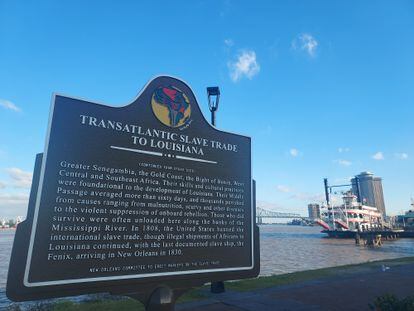 Letrero con información de la trata de esclavos, a la orilla del río Mississippi, en Nueva Orleans. 