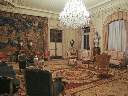 Mobles rococó, catifa de llana adaptada a l'espai i aranya de vidre i bronze del saló principal del palauet del carrer Muntaner.