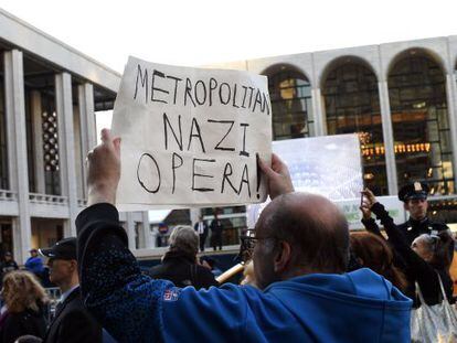 Manifestantes, el lunes por la noche, en la puerta de la Metropolitan Opera House neoyorquina, protestando contra la representaci&oacute;n de la &oacute;pera &#039;La muerte de Klinghoffer&#039;