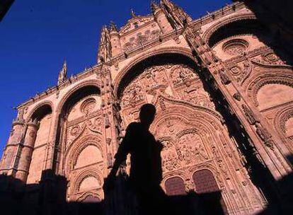 La catedral nueva de Salamanca, que comparte un muro con la vieja a la que iba a sustituir, exhibe su esplendor del gótico tardío.