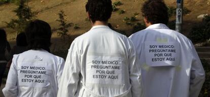 Tres médicos del Clínico, durante una huelga sanitaria.