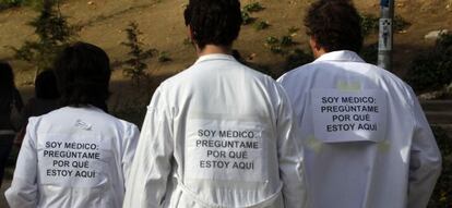 Tres m&eacute;dicos del Cl&iacute;nico, durante una huelga sanitaria.