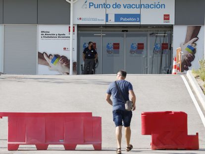 Un hombre se acerca al hospital Isabel Zendal de Madrid, donde se administra la vacuna contra la viruela del mono.