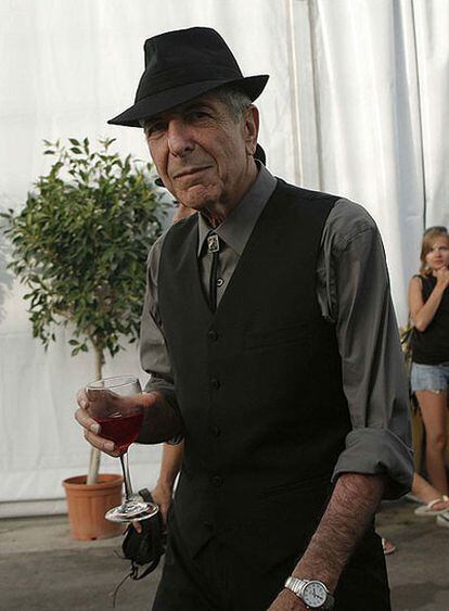 Leonard Cohen toma una copa de vino tinto momentos antes de salir al escenario.