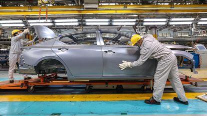 Trabajadores de Nissan ensamblan un modelo Altima en la planta de la compañía en Xiangyan (China).