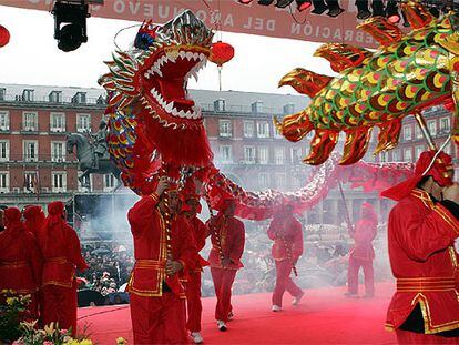 Participantes en la fiesta china de la primavera, celebrada ayer en la plaza Mayor de Madrid.