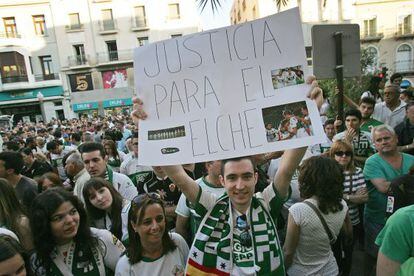 Manifestantes en la plaza del Ayuntamiento de Elche, este viernes.