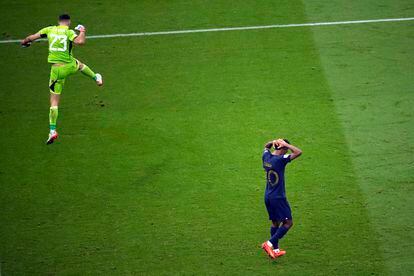 Kingsley Coman, con las manos en la cabeza, tras fallar el penalti ante un eufórico Dibu, portero de Argentina. 