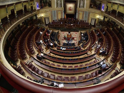 El presidente del Gobierno, Pedro Sánchez, durante su comparecencia ante un hemiciclo casi vacío para explicar la declaración del estado de alarma, el 18 de marzo pasado.