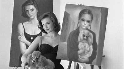 La actriz Natalie Wood muestra los dos retratos de su casa en Bel Air, pintados por Margaret y Walter Keane.