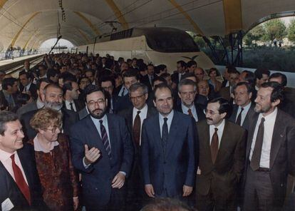El vicepresidente en 1992, Narcís Serra, encabezó la amplia comitiva que viajó en el primer AVE a Sevilla.