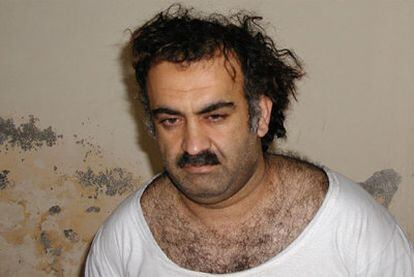 Jalid Cheij Mohammad, 'número tres' de Al Qaeda, tras su detención.
