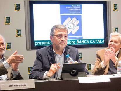 Desde la izquierda, José María Mena, Pere Ríos y Carlos Jiménez Villarejo, en Barcelona en 2015 durante la presentación del libro de Ríos ‘Banca Catalana. Caso abierto: lo que no se contó del escándalo que enriqueció a Jordi Pujol’.