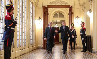 Los presidentes de Colombia, Iván Duque, y de Argentina, Mauricio Macri, recorren el interior de la Casa Rosada en Buenos Aires.