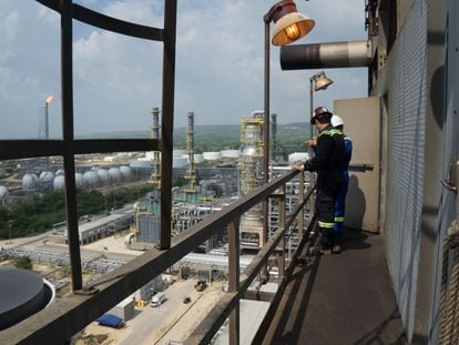 Operadores trabajan en la refinería de Cartagena, en una imagen de archivo.