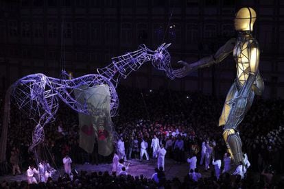 La compañía teatral española La Fura dels Baus, durante la ceremonia inaugural del evento que oficializa a Guimarães como Capital Europea de la Cultura.