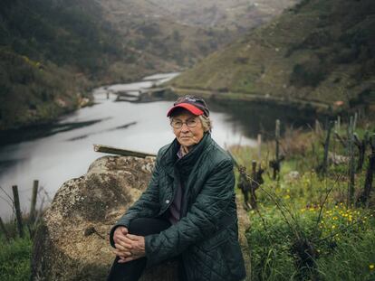 Esther Teijeiro, en uno de sus viñedos junto al río Miño, en Chantada (Lugo).