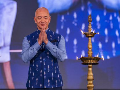 Jeff Bezos, dueño de Amazon, en un megaevento de la empresa en Nueva Delhi, en enero. Desde entonces, su fortuna ha aumentado en 30.000 millones de dólares.