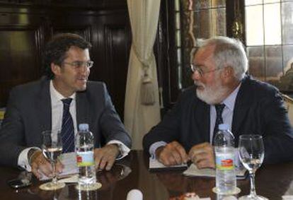 Arias Ca&ntilde;ete conversa N&uacute;&ntilde;ez Feij&oacute;o durante el encuentro que mantuvieron hoy.