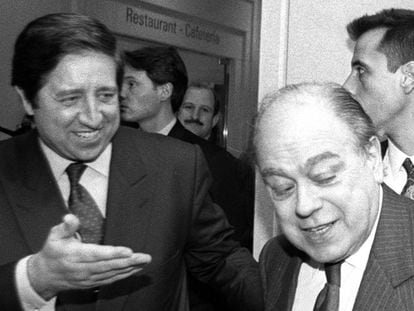 Javier de la Rosa (izquierda) y Jordi Pujol, durante la inauguración de la clínica Tecnon de Barcelona en 1994.