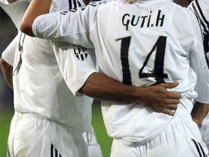 Ronaldo agradece a Guti el pase del segundo gol.
