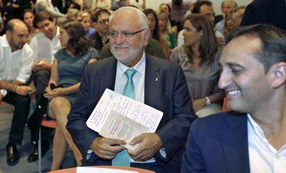 Juan Cotino en el pasado Comité Regional del PP, la pasada semana, con un libro de Luis Lucia en las manos.