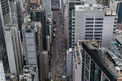 Cientos de miles de personas se manifestaron en Hong Kong para exigir plena libertad democrática para la isla y menos intervención del Gobierno de China en asuntos políticos, aprovechando el 17 aniversario del retorno de la excolonia británica a la soberanía china.