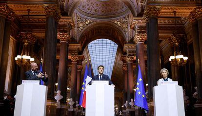 Desde la izquierda, el presidente del Consejo Europeo, Charles Michel, el presidente de Francia, Emmanuel Macron, y la presidenta de la Comisión Europea, Ursula von der Leyen, en su comparecencia tras la cumbre celebrada en Versalles.
