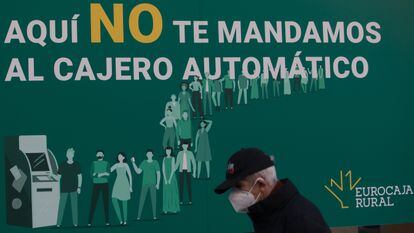 Dvd1090(21/01/22) Publicidad en una suscursal Bancaria para atraer clientes ante la exlusión  financiera de las personas mayores , Madrid Foto: Víctor Sainz