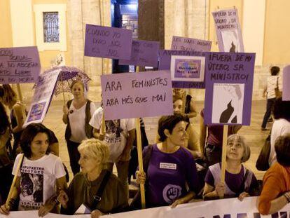 Miembros de la Coordinadora pel Dret a Decidir protestan frente a la catedral de Valencia.