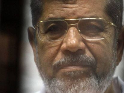 El expresidente egipcio, Mohamed Morsi, durante uno de los juicios celebrados en su contra en 2014. En vídeo, declaraciones del secretario general del brazo político de los Hermanos Musulmanes en Jordania.