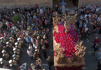 <b>MARTES SANTO. Almería.</b> La imagen del Cristo del Amor sale de la iglesia de San Sebastián.