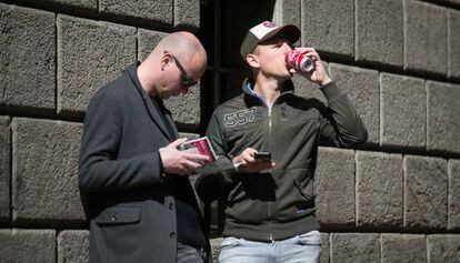 Dos turistas, consumiendo un refresco azucarado.