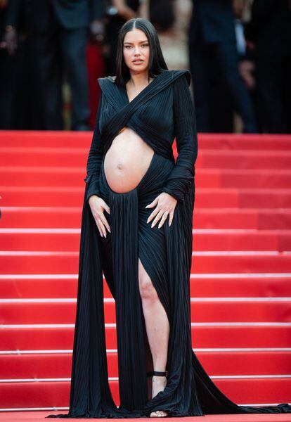 La modelo Adriana Lima, embarazada de su tercer hijo, escogió un elegante vestido negro de Balmain que dejaba a la vista su abdomen.
