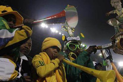 Aficionados sudafricanos hacen sonar sus vuvzelas durante el partido de ayer en Pretoria.