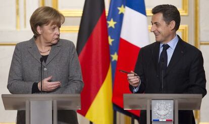 La canciller alemana Angela Merkel y el presidente francés, Nikolas Sarkozy ayer en una rueda de prensa conjunta en el Palacio del Elíseo